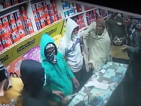 Video: देखें कैसे यूपी के मेरठ में 4 नकाबपोशों ने लूट की वरदात को दिया अंजाम Video: देखें कैसे यूपी के मेरठ में 4 नकाबपोशों ने लूट की वरदात को दिया अंजाम