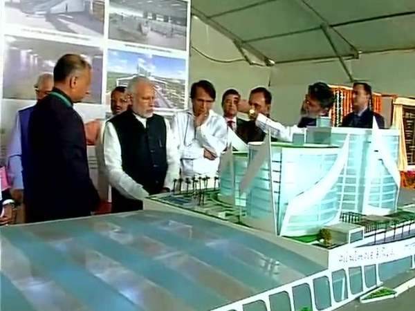नरेंद्र मोदी ने किया गांधी नगर रेलवे स्टेशन भूमि पूजन नरेंद्र मोदी ने किया गांधी नगर रेलवे स्टेशन भूमि पूजन