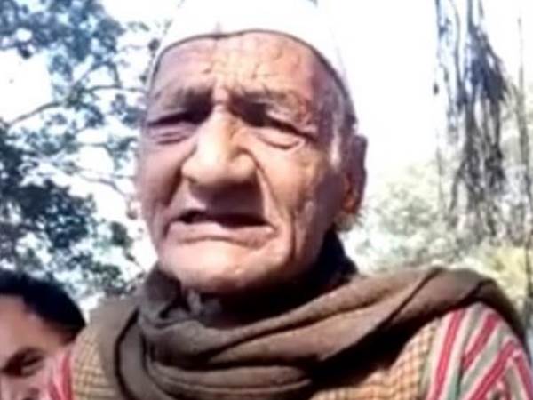 बुजुर्ग ने नोटबंदी पर सुनाई जोरदार कविता, हो रही वायरल बुजुर्ग ने नोटबंदी पर सुनाई जोरदार कविता, हो रही वायरल