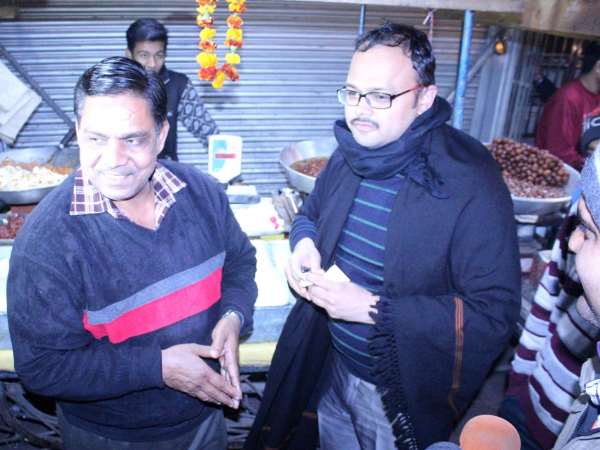 गजक के ठेले पर खड़े हो मोलभाव कर रहे थे डीएम