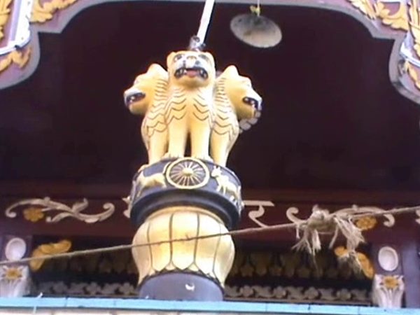 अशोक की लाट से सजा हुआ है मंदिर