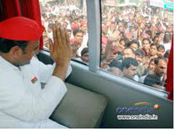 छवि पर अखिलेश आगे