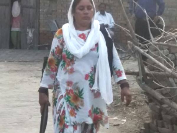 महिलाओं की हिफाजत के लिए उठा ली बंदूक