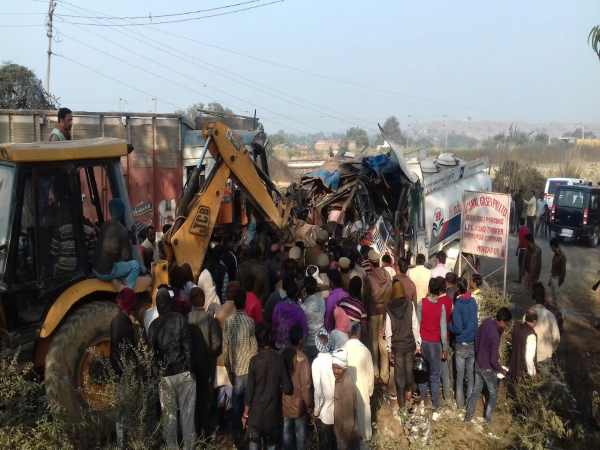 क्रेन मंगाकर वाहन किए गए किनारे
