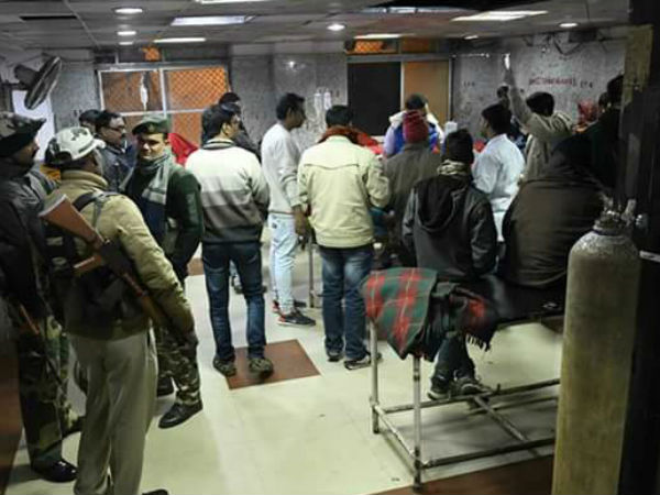 25 लोग बाहर निकल गये