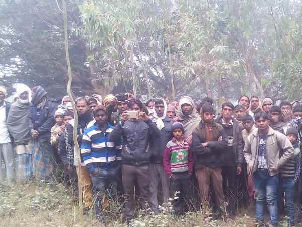 शायरा के शव को बाहर निकाला गया