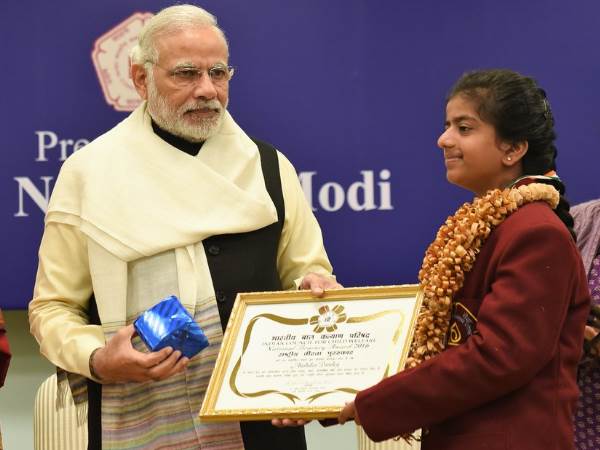 प्रधानमंत्री मोदी ने 25 बहादुर बच्चों को दिए वीरता पुरस्कार प्रधानमंत्री मोदी ने 25 बहादुर बच्चों को दिए वीरता पुरस्कार