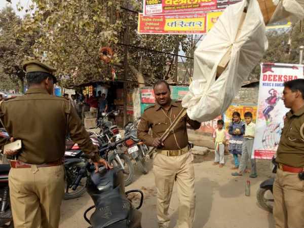 पुतला जलाने के प्रयास से लेकर मोदी के आफिस तक प्रदर्शन