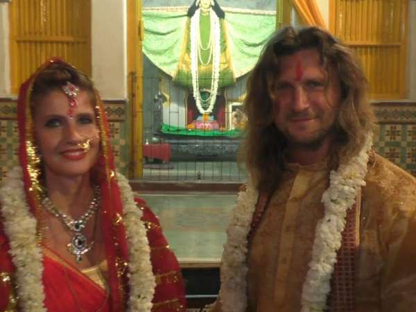 भगवान श्रीकृष्ण की नगरी वृंदावन आकर मनमुग्ध हुआ विदेशी जोड़ा
