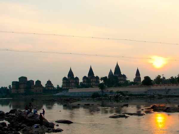बुंदेलखंड की जरूरतों पर रोशनी कौन डालता है ? देखना दिलचस्प तो है ही