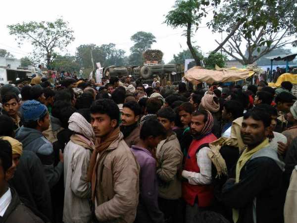 सैकड़ों की संख्या में पहुंचे ग्रामीण