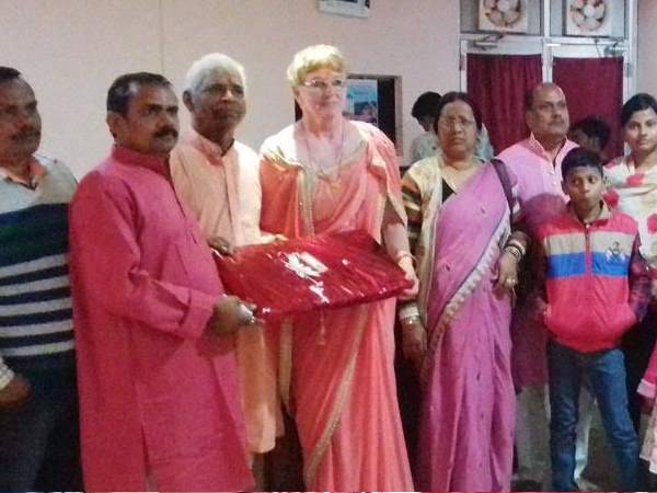 मंदिर में दोनों ने रचाई शादी