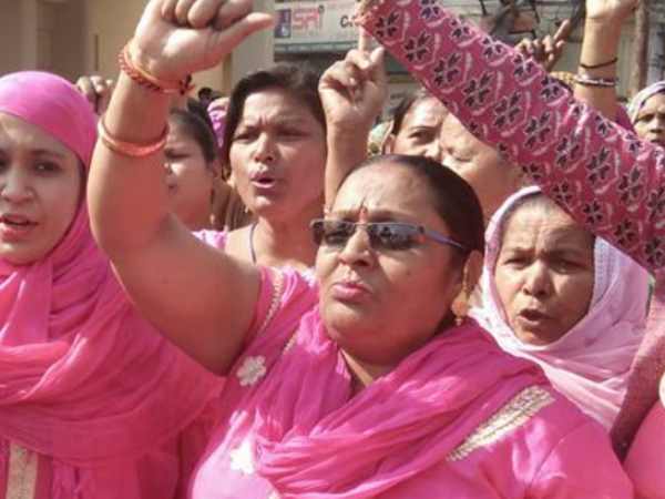 लोकतांत्रिक गुलाबी गैंग की मुखिया हैं सुमन