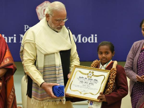 प्रधानमंत्री मोदी ने 25 बहादुर बच्चों को दिए वीरता पुरस्कार प्रधानमंत्री मोदी ने 25 बहादुर बच्चों को दिए वीरता पुरस्कार