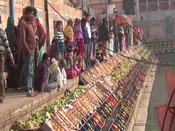 मथुरा: प्रसिद्धि पाने के लिए साधु भूला मर्यादा,लोगों में रोष मथुरा: प्रसिद्धि पाने के लिए साधु भूला मर्यादा,लोगों में रोष