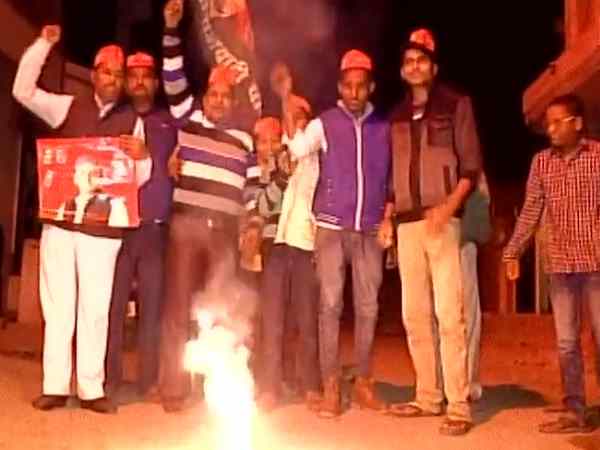 अखिलेश को 'साइकिल' मिलने पर समर्थकों ने मनाया जश्न अखिलेश को 'साइकिल' मिलने पर समर्थकों ने मनाया जश्न
