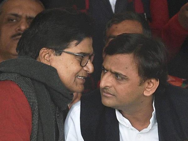 सपा में तकरार के बीच क्या काम करेगा अखिलेश यादव का 'प्लान-बी'? सपा में तकरार के बीच क्या काम करेगा अखिलेश यादव का 'प्लान-बी'?
