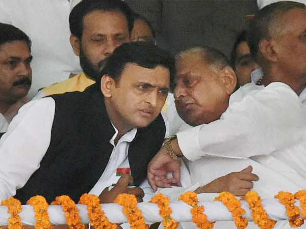 उत्तर प्रदेश की सियासत पल-पल करवट ले रही है। खासतौर से समाजवादी पार्टी में आए दिन नए-नए मोड़ आ रहे हैं। उत्तर प्रदेश की सियासत पल-पल करवट ले रही है। खासतौर से समाजवादी पार्टी में आए दिन नए-नए मोड़ आ रहे हैं।