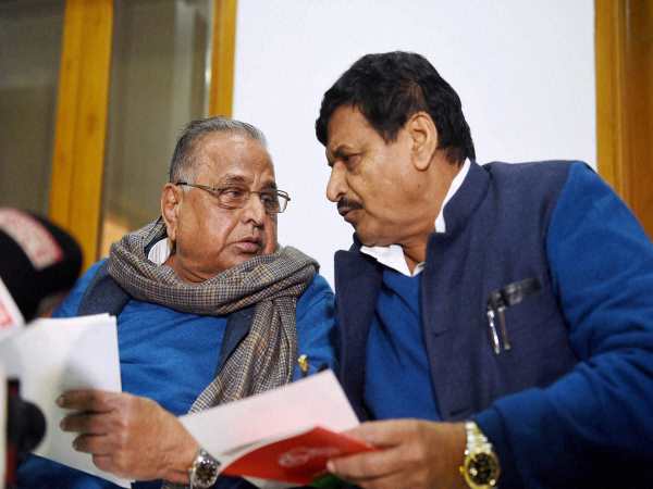 मुलायम सिंह ने स्थगित किया 5 जनवरी का अधिवेशन, शिवपाल संग जा रहे हैं दिल्ली मुलायम सिंह ने स्थगित किया 5 जनवरी का अधिवेशन, शिवपाल संग जा रहे हैं दिल्ली