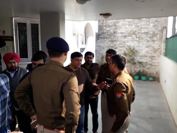 अखिलेश यादव के सहपाठी के साथ दिनदहाड़े वारदात, पुलिस के उड़े होश अखिलेश यादव के सहपाठी के साथ दिनदहाड़े वारदात, पुलिस के उड़े होश