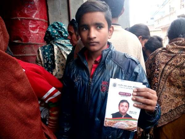 अखिलेश यादव की फोटो से आचार संहिता का खुल्लमखुल्ला उल्लंघन अखिलेश यादव की फोटो से आचार संहिता का खुल्लमखुल्ला उल्लंघन