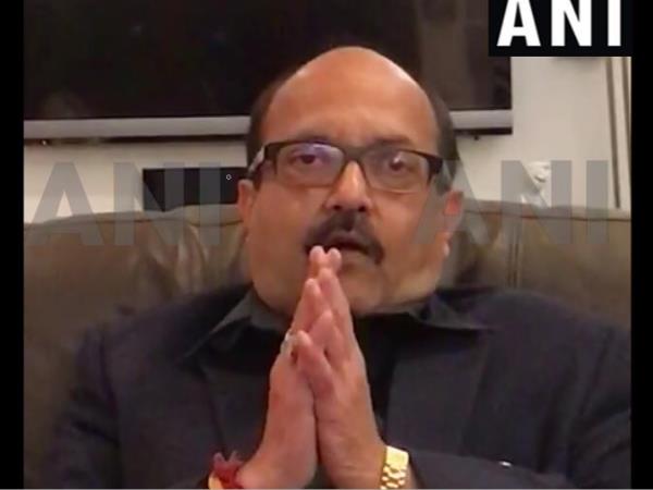 सपा के घमासान पर बोले अमर सिंह- मुझे जीने दो, खलनायक मत बनाओ सपा के घमासान पर बोले अमर सिंह- मुझे जीने दो, खलनायक मत बनाओ