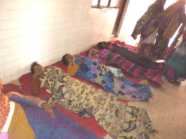 मिर्जापुर: स्वास्थ्य मंत्री अनुप्रिया पटेल के क्षेत्र में नसबंदी के बाद महिलाओं को जमीन पर लेटाया मिर्जापुर: स्वास्थ्य मंत्री अनुप्रिया पटेल के क्षेत्र में नसबंदी के बाद महिलाओं को जमीन पर लेटाया