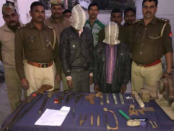 यूपी इलेक्शन में असलहों का कारोबार चमका, पुलिस ने किया फैक्ट्री का भंडाफोड़ यूपी इलेक्शन में असलहों का कारोबार चमका, पुलिस ने किया फैक्ट्री का भंडाफोड़