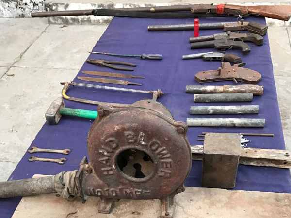 यूपी इलेक्शन में असलहों का कारोबार चमका, पुलिस ने किया फैक्ट्री का भंडाफोड़ यूपी इलेक्शन में असलहों का कारोबार चमका, पुलिस ने किया फैक्ट्री का भंडाफोड़