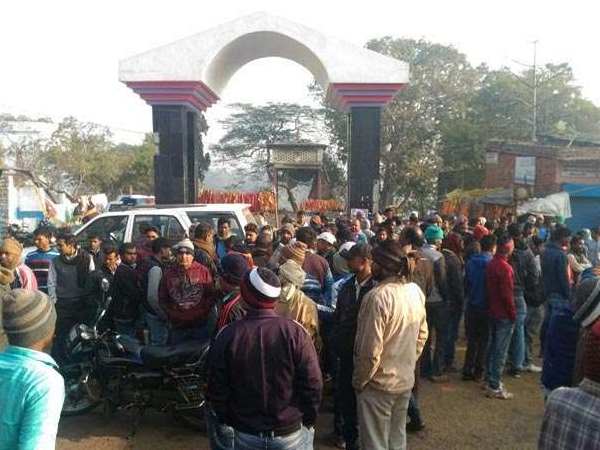 सीआरपीएफ के जवान ने मंदिर में दी अपनी बलि, विचलित करनेवाली तस्वीरें सीआरपीएफ के जवान ने मंदिर में दी अपनी बलि, विचलित करनेवाली तस्वीरें
