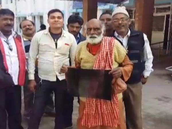 बिहार: बुजुर्ग के पेट में मिला गिलास, देखकर चकरा गए डॉक्टर बिहार: बुजुर्ग के पेट में मिला गिलास, देखकर चकरा गए डॉक्टर