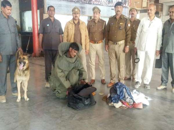वाराणसी: क्या हुआ ऐसा जब कैंट रेलवे स्टेशन पर मच गया हड़कंप वाराणसी: क्या हुआ ऐसा जब कैंट रेलवे स्टेशन पर मच गया हड़कंप