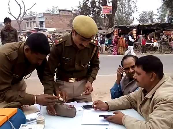 यूपी चुनाव: फ्लाइंग स्क्वॉड ने पकड़ी 1.13 लाख की नकदी यूपी चुनाव: फ्लाइंग स्क्वॉड ने पकड़ी 1.13 लाख की नकदी