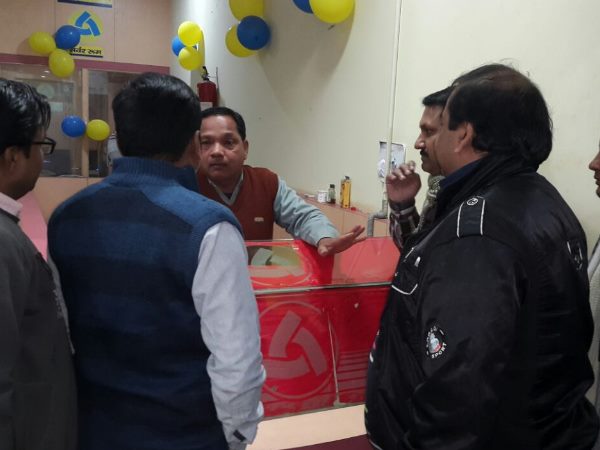 bank बैंककर्मी ने व्यापारी के पैसे जमा करने से किया इनकार, जमकर हुआ बवाल bank बैंककर्मी ने व्यापारी के पैसे जमा करने से किया इनकार, जमकर हुआ बवाल