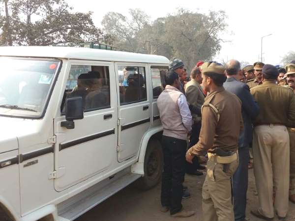 मिर्जापुर: चेकिंग के दौरान बोरे में मिले 39 लाख रुपये मिर्जापुर: चेकिंग के दौरान बोरे में मिले 39 लाख रुपये