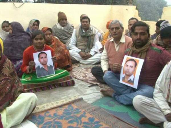 उत्तर प्रदेश के बस्ती में पसंदीदा नेता को मिले टिकट, इसलिए समर्थकों ने किया हवन उत्तर प्रदेश के बस्ती में पसंदीदा नेता को मिले टिकट, इसलिए समर्थकों ने किया हवन
