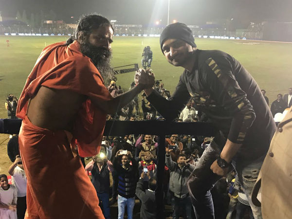 Baba Ramdev and Harbhajan Singh arm wrestling on stage: Video Baba Ramdev and Harbhajan Singh arm wrestling on stage: Video