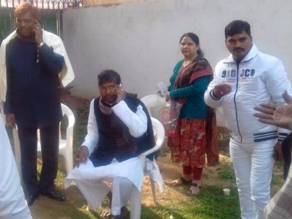 बिहार: इनामी बदमाश का रामविलास पासवान के साथ कनेक्शन हुआ वायरल बिहार: इनामी बदमाश का रामविलास पासवान के साथ कनेक्शन हुआ वायरल