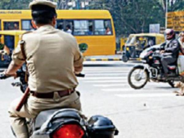 पुलिसवालों ने बिना हेलमेट के चलाई बाइक, तो जाएगी नौकरी पुलिसवालों ने बिना हेलमेट के चलाई बाइक, तो जाएगी नौकरी