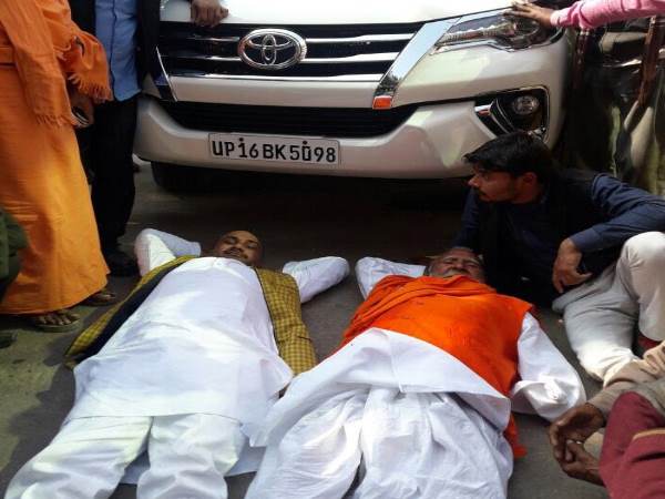 उत्तर प्रदेश विधानसभा चुनाव 2017 में टिकट बंटवारे को लेकर भारतीय जनता पार्टी के कई नेता और कार्यकर्ता खुलेखाम विरोध करने पर उतर आए हैं। उत्तर प्रदेश विधानसभा चुनाव 2017 में टिकट बंटवारे को लेकर भारतीय जनता पार्टी के कई नेता और कार्यकर्ता खुलेखाम विरोध करने पर उतर आए हैं।