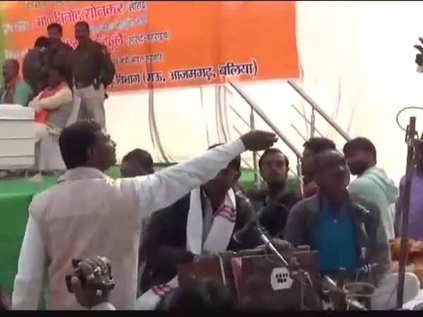 यूपी: भाजपा ने आचार संहिता का उड़ाया मजाक, पार्टी ने मंच पर बांटे पैसे यूपी: भाजपा ने आचार संहिता का उड़ाया मजाक, पार्टी ने मंच पर बांटे पैसे