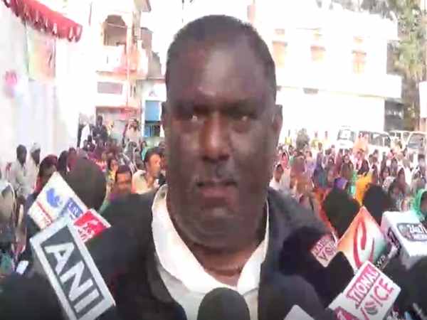 यूपी: भाजपा ने आचार संहिता का उड़ाया मजाक, पार्टी ने मंच पर बांटे पैसे यूपी: भाजपा ने आचार संहिता का उड़ाया मजाक, पार्टी ने मंच पर बांटे पैसे