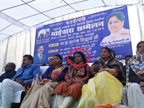 उत्तर प्रदेश चुनाव में ड्यूटी छोड़कर पत्नी को जिताने में जुटे हैं सरकारी अफसर उत्तर प्रदेश चुनाव में ड्यूटी छोड़कर पत्नी को जिताने में जुटे हैं सरकारी अफसर