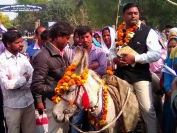 गधे पर बैठकर नामांकन करने पहुंचे उम्मीदवार, अब तक की सरकारों को कोसा गधे पर बैठकर नामांकन करने पहुंचे उम्मीदवार, अब तक की सरकारों को कोसा