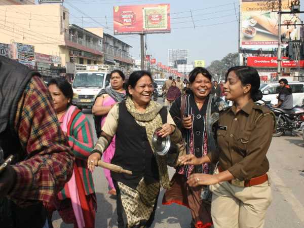 गोरखपुर: कांग्रेस कार्यकर्ता निकाल रहे थे जुलूस, पुलिस ने हिरासत में लिया गोरखपुर: कांग्रेस कार्यकर्ता निकाल रहे थे जुलूस, पुलिस ने हिरासत में लिया