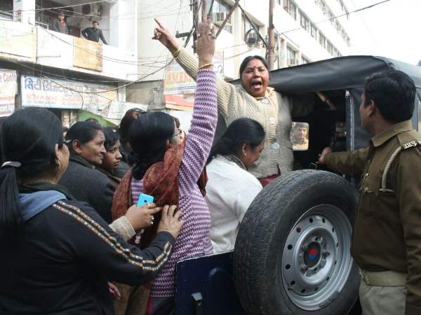 गोरखपुर: कांग्रेस कार्यकर्ता निकाल रहे थे जुलूस, पुलिस ने हिरासत में लिया गोरखपुर: कांग्रेस कार्यकर्ता निकाल रहे थे जुलूस, पुलिस ने हिरासत में लिया