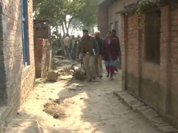 वाराणसी: पांच साल की मासूम के साथ नाबालिग लड़के ने किया रेप वाराणसी: पांच साल की मासूम के साथ नाबालिग लड़के ने किया रेप