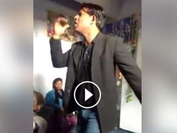 टीचर ने ऐसे अंदाज में सिखाई अंग्रेजी कि सोशल मीडिया पर वायरल हो गया VIDEO टीचर ने ऐसे अंदाज में सिखाई अंग्रेजी कि सोशल मीडिया पर वायरल हो गया VIDEO