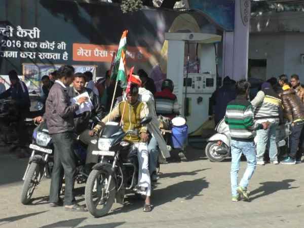 कांग्रेस कैंडिडेट ने धार्मिक प्रसाद के तौर पर बांटे पेट्रोल कांग्रेस कैंडिडेट ने धार्मिक प्रसाद के तौर पर बांटे पेट्रोल