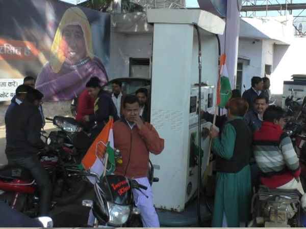 कांग्रेस कैंडिडेट ने धार्मिक प्रसाद के तौर पर बांटे पेट्रोल कांग्रेस कैंडिडेट ने धार्मिक प्रसाद के तौर पर बांटे पेट्रोल